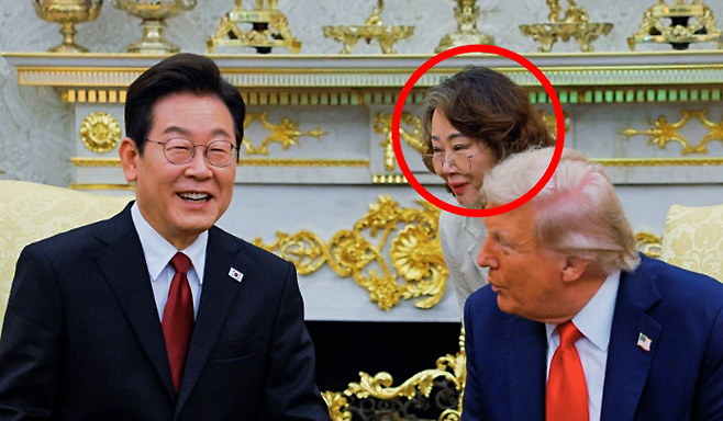 25일(현지시간) 미국 워싱턴DC 백악관에서 열린 이재명 대통령과 도널드 트럼프 미국 대통령의 회담에서 이연향 미국 국무부 통역국장이 트럼프 대통령을 위해 통역하고 있다. 로이터연합뉴스