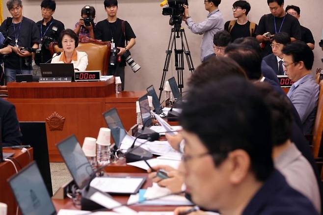 26일 서울 여의도 국회에서 열린 법제사법위원회 전체회의에서 추미애 위원장이 발언하고 있다. 연합뉴스