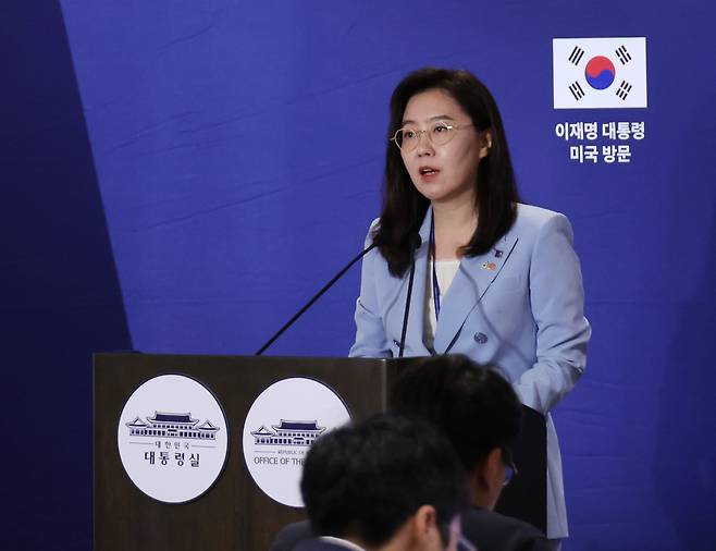 강유정 대통령실 대변인이 25일(현지시각) 미국 워싱턴DC 한 호텔의 한국프레스센터에서 한미 정상회담 등 이재명 대통령 일정에 관해 브리핑하고 있다. /연합뉴스