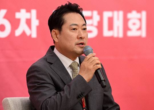 국민의힘 장동혁 당 대표 후보가 26일 서울 여의도 국회도서관에서 열린 제6차 전당대회 결선에서 사회자의 질문에 답변하고 있다. 연합뉴스