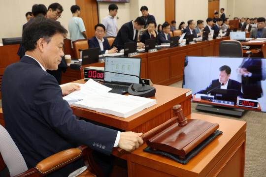 26일 서울 여의도 국회에서 열린 정무위원회 전체회의에서 윤한홍 위원장이 의사봉을 두드리고 있다. 연합뉴스