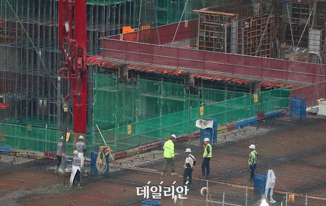 서울 시내 한 공사현장에서 근로자들이 업무를 하고 있다.ⓒ뉴시스