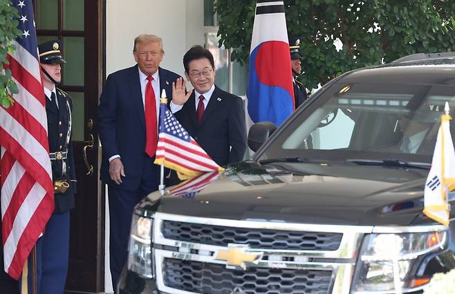 이재명 대통령이 25일(현지시간) 도널드 트럼프 대통령과 미국 워싱턴 백악관에서 만나 악수를 하고 있다. 송은석 기자 silverstone@donga.com