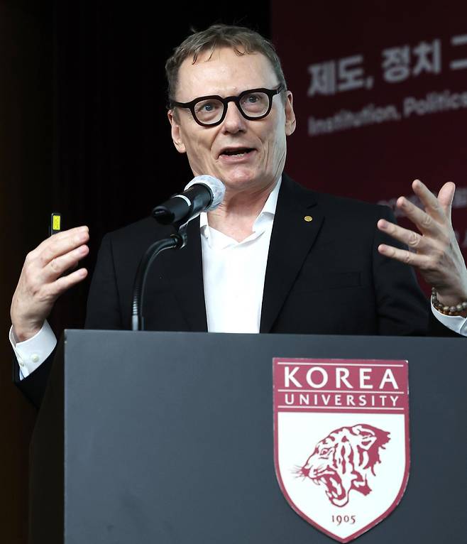 25일 오후 서울 성북구 고려대 대강당 김양현홀에서 2024년 노벨 경제학상 수상자인 제임스 로빈슨 미국 시카고대 교수가 ‘제도, 정치 그리고 경제성장’을 주제로 강연하고 있다. 이번 강연은 고려대 개교 120주년 겸 정경대학 70주년 기념 학술포럼의 10번째 강연이다. 뉴시스
