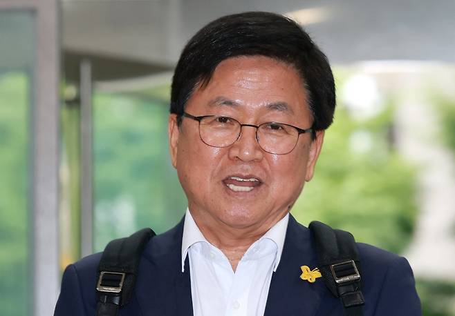 최교진 교육부 장관 후보자가 14일 오전 서울 영등포구 여의도 한국교육시설안전원에 마련된 인사청문회 사무실로 출근하기 전 취재진 질문에 답하고 있다. 2025.8.14/뉴스1
