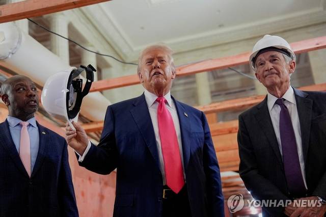 지난달 24일(현지시간) 연준을 방문해 제롬 파월(오른쪽) 의장과 연준 건물 리모델링 현장을 살펴보고 있는 트럼프 대통령. 로이터 연합뉴스