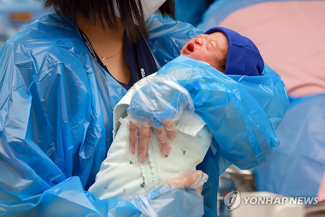 24일 경기도 고양시 CHA의과학대학교 일산차병원 신생아실에서 간호사들이 아기를 돌보고 있다.  연합뉴스