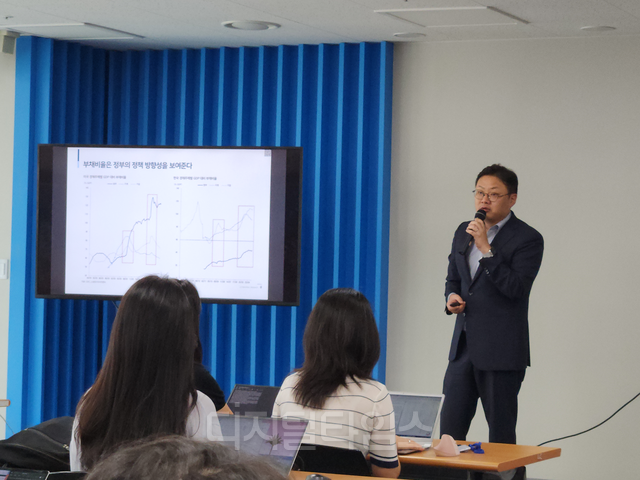 최광혁 LS증권 리서치센터장이 26일 서울 여의도 한국거래소 기자간담회에서 발표하고 있다.