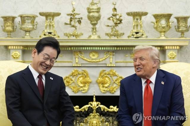 25일(현지시간) 미 백악관에서 열린 한미정상회담 도중 함께 웃는 이재명 대통령(왼쪽)과 도널드 트럼프 미국 대통령. [연합뉴스]