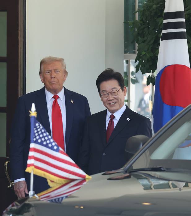 나란히 선 한미 정상     (워싱턴=연합뉴스) 한상균 기자 = 이재명 대통령이 25일(현지시간) 한미 정상회담을 위해 미국 워싱턴 DC 백악관에 도착해 도널드 트럼프 미국 대통령과 취재진을 바라보고 있다. 2025.8.26     xyz@yna.co.kr (끝)