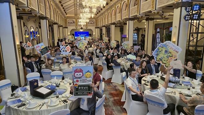 충남연구원은 25일 중국 상하이 허핑 호텔에서 '한중연 산학 협력 포럼'을 열었다.