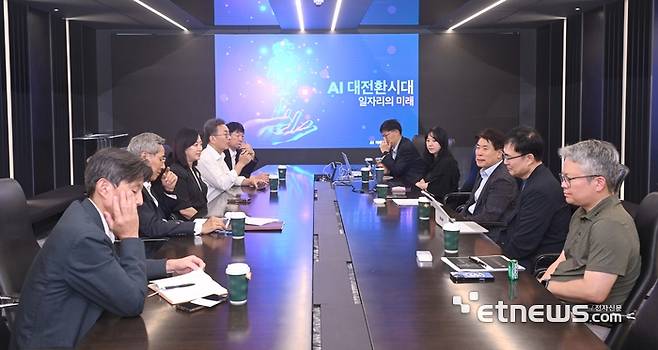 싱글래리티 금융 소사이어티 포럼이 25일 서울 중구 더존을지타워에서 열렸다. 왼쪽부터 시계방향으로 유재수 간사, 윤종규 KB금융그룹 고문, 안수현 한국외국어대 법학전문대학원 교수, 김철웅 신한은행 상임감사위원, 신관호 고려대 교수, 이효섭 자본시장연구원 선임연구위원, 류정혜 과실연 AI 미래포럼 공동의장, 윤종원 KDI 초빙연구위원, 손병두 토스인사이트 대표, 서병호 한국금융연구원 선임연구위원. 박지호기자 jihopress@etnews.com