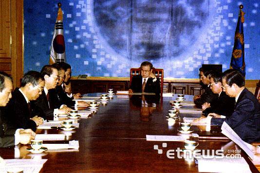 노태우 대통령이 1992년 12월14일 청와대에서 정보산업 국가발전전략보고 회의를 주재하고 있다. 〈국가기록원 제공〉