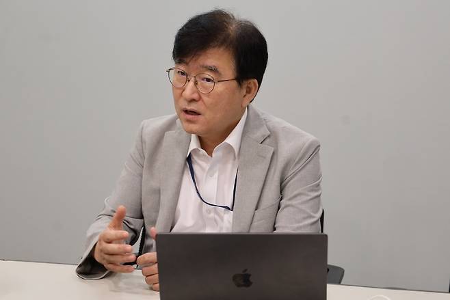전인호 퓨어스토리지 코리아 지사장이 전자신문과 인터뷰를 진행하고 있다.