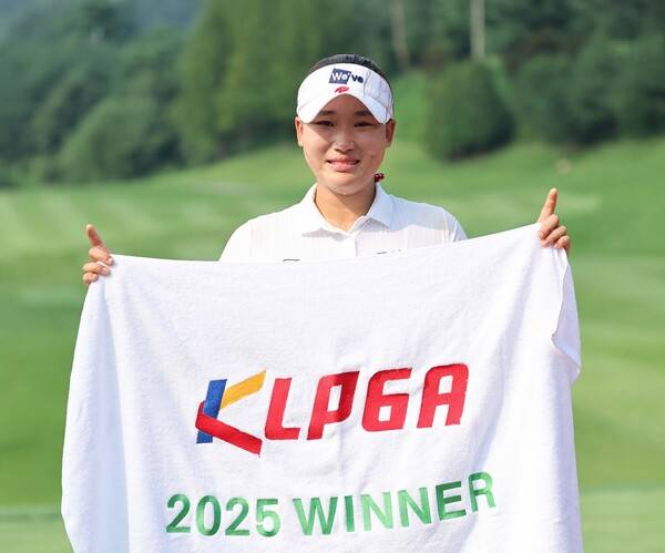 2025년 한국여자프로골프(KLPGA) 투어 BC카드·한경 레이디스컵 우승을 차지한 김민솔 프로가 눈물을 흘리며 기념 촬영하는 모습이다. 사진제공=KLPGA (사진을 무단으로 사용하지 마십시오.)