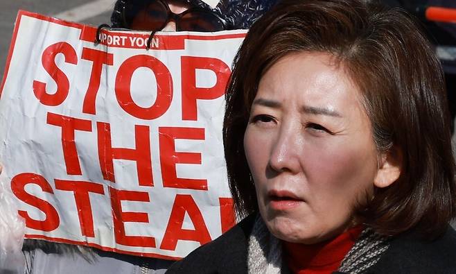 윤석열 전 대통령 면회를 마친 나경원 국민의힘 의원이 2월3일 경기 의왕시 서울구치소 앞에서 취재진 질문에 답하고 있다. 연합뉴스