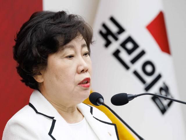 ‘사법정의수호 및 독재저지\' 특별위원장을 맡고 있는 조배숙 국민의힘 의원이 14일 오전 서울 여의도 국민의힘 중앙당사에서 열린 긴급의원총회에서 모두발언을 하고 있다. 공동취재사진