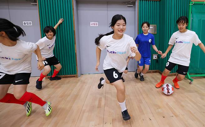 2025년 7월19일 토요일 오전 서울 구산중에서 서울 서대문구·마포구·은평구 권역에 사는 여학생들의 축구교실 ‘킥키타카’에 참여하는 학생들이 축구 훈련을 하고 있다. 김진수 기자