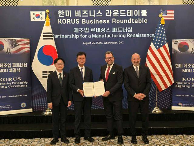 삼성중공업이 25일 한미정상회담이 열린 미국 워싱턴DC에서 비거 마린 그룹과 전략전 파트너십(MOU)을 체결했다. 왼쪽부터 김정관 한국 산업통상자원부 장관, 최성안 삼성중공업 대표이사, 프란체스코 발렌테 비거 마린 그룹 대표이사, 하워드 러트닉 미국 상무부 장관. 삼성중공업 제공