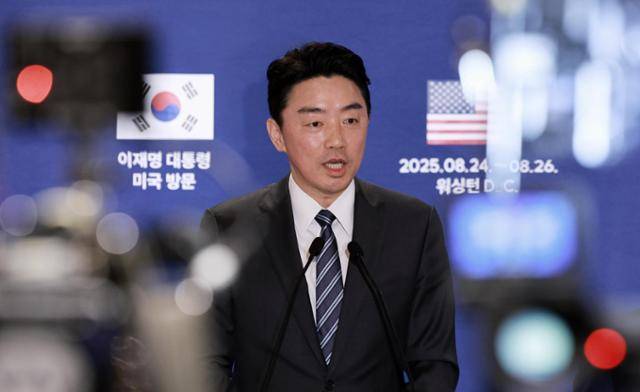 강훈식 대통령 비서실장이 25일 미국 워싱턴에 마련된 프레스센터에서 한미 정상회담 관련 브리핑을 하고 있다. 워싱턴=뉴시스