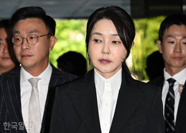 김건희 여사가 12일 서울 서초구 서울중앙지방법원에 영장실질심사를 받기 위해 출석하고 있다. 고영권 기자