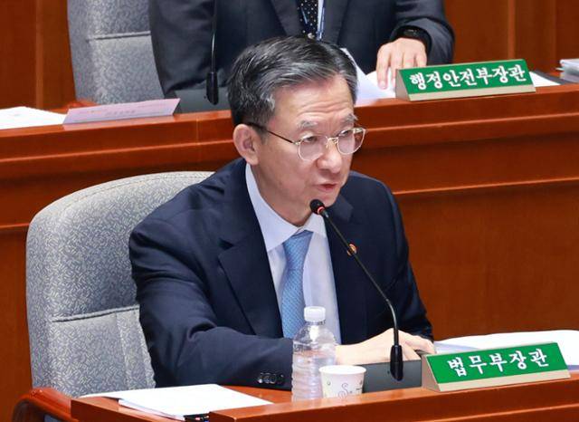 정성호 법무부 장관이 26일 서울 여의도 국회에서 열린 예산결산특별위원회 제2차 전체회의에서 질의에 답하고 있다. 뉴시스