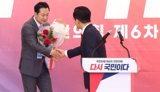 장동혁(왼쪽) 신임 국민의힘 대표가 26일 국회도서관에서 당대표 당선을 확정 지은 뒤 김문수 전 고용노동부 장관과 악수하고 있다. 뉴시스
