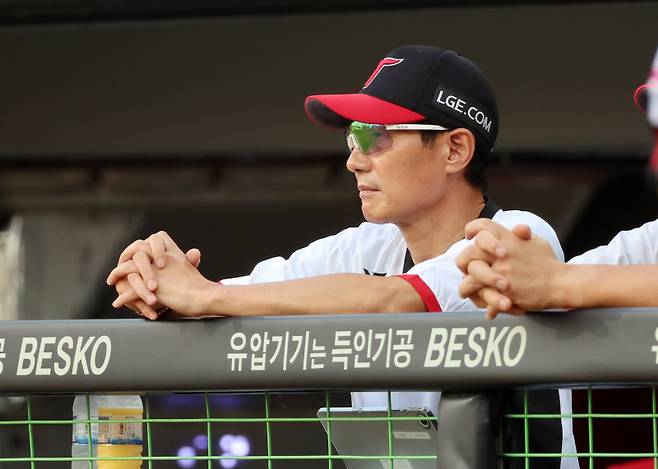 <yonhap photo-5201=""> 경기 지켜보는 염경엽 감독 (광주=연합뉴스) 조남수 기자 = 24일 광주기아챔피언스필드에서 열린 프로야구 LG 트윈스와 KIA 타이거즈의 경기. LG 염경엽 감독이 1회초 공격을 지켜보고 있다. 2025.8.24 iso64@yna.co.kr/2025-08-24 21:20:11/ <저작권자 ⓒ 1980-2025 ㈜연합뉴스. 무단 전재 재배포 금지, AI 학습 및 활용 금지></yonhap>