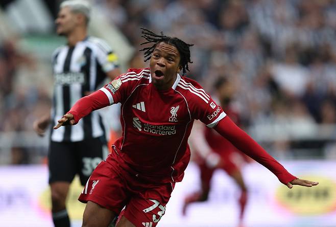 <yonhap photo-1523=""> Soccer Football - Premier League - Newcastle United v Liverpool - St James' Park, Newcastle, Britain - August 25, 2025 Liverpool's Rio Ngumoha celebrates scoring their third goal REUTERS/Scott Heppell EDITORIAL USE ONLY. NO USE WITH UNAUTHORIZED AUDIO, VIDEO, DATA, FIXTURE LISTS, CLUB/LEAGUE LOGOS OR 'LIVE' SERVICES. ONLINE IN-MATCH USE LIMITED TO 120 IMAGES, NO VIDEO EMULATION. NO USE IN BETTING, GAMES OR SINGLE CLUB/LEAGUE/PLAYER PUBLICATIONS. PLEASE CONTACT YOUR ACCOUNT REPRESENTATIVE FOR FURTHER DETAILShttps://isplus.com/2025-08-26 06:38:40/ <저작권자 ⓒ 1980-2025 ㈜연합뉴스. 무단 전재 재배포 금지, AI 학습 및 활용 금지></yonhap>