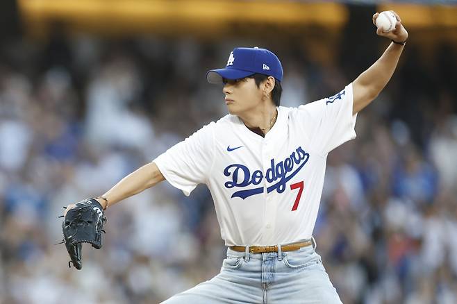 <yonhap photo-3475="">등번호 7번이 새겨진 다저스 유니폼을 입고 시구하는 뷔. EPA=연합뉴스</yonhap>