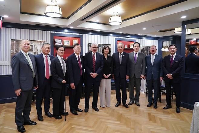 <yonhap photo-3944="">류진 한경협 회장, 루벤스타인 칼라일 그룹 회장을 비롯한 경제사절단이 26일(한국시간) 미국 워싱턴 DC 윌러드 호텔에서 열린 '한미 비즈니스 라운드테이블: 제조업 르네상스 파트너십'에 앞서 기념 촬영하고 있다. 왼쪽부터 구자은 LS 회장, 김상현 롯데 부회장, 이재현 CJ 회장, 허태수 GS 회장, 루벤스타인 칼라일그룹 회장, 최수연 네이버 대표, 류진 회장, 이재용 삼성전자 회장, 정의선 현대차 회장, 최윤범 고려아연 회장. 한국경제인협회 제공.&nbsp;</yonhap>