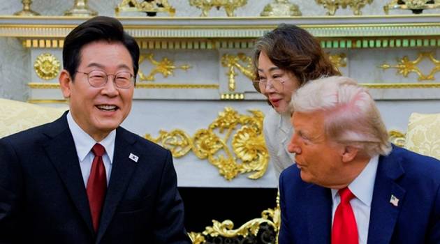 이재명 대통령과 도널드 트럼프 미국 대통령이 25일(현지시간) 백악관 오벌 오피스에서 약 한 시간 동안 공개 회담을 가진 가운데, 통역을 맡은 이들도 화제가 되고 있다. 사진은 이재명 대통령(왼쪽)과 이연향 국장(오른쪽 위), 트럼프 미국 대통령(오른쪽 아래). [사진=로이터/연합뉴스]