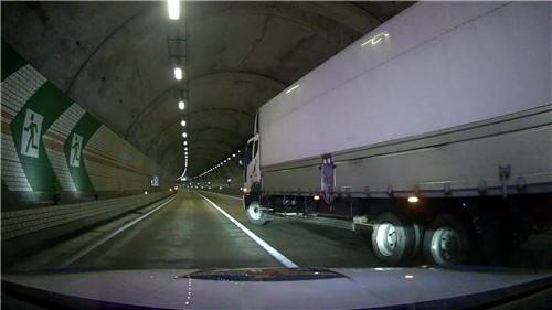 순찰차와 함께 음주 차량의 앞을 가로막고 선 트럭 [사진=경기 양평경찰서]