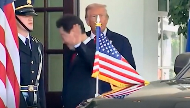 이재명 대통령이 도널드 트럼프 미국 대통령 안내를 받으며 백악관으로 들어서고 있다. (도널드 트럼프 대통령 SNS)