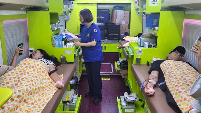 지난 23일 제주시 자매국수 주차장에서 진행된  '무료 국수 나눔 헌혈 캠페인' (제주혈액원 제공)