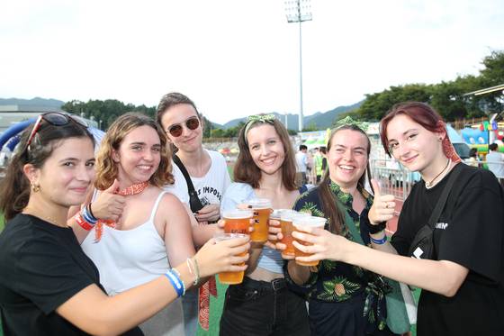 맥주축제장을 찾은 외국인 관광객들이 네덜란드산 맥아와 전남 강진산 쌀귀리를 혼합해 만든 수제맥주를 시음하고 있다. [사진 강진군]