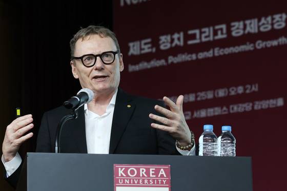 지난해 노벨경제학상 수상자인 제임스 A. 로빈슨 미국 시카고대 교수가 25일 서울 성북구 고려대에서 ‘제도, 정치 그리고 경제성장’을 주제로 강연하고 있다. [뉴시스]