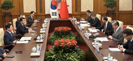박병석 전 국회의장(왼쪽)을 단장으로 하는 중국 특사단이 한·중 수교 33주년인 지난 24일 베이징 댜오위타이 국빈관에서 왕이 당 중앙정치국원 겸 외교부장과 면담하고 있다. [사진 외교부]