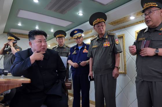 김정은 북한 국무위원장이 지난 23일 신형 지대공(반항공) 미사일의 전투적 성능검열을 위한 사격을 지도하는 모습. 조선중앙통신, 연합뉴스