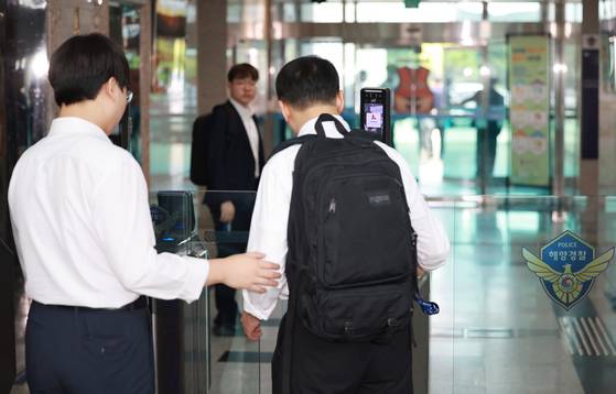 내란 특검팀이 26일 인천 연수구 송도동 해양경찰청에 대한 압수수색에 나선 가운데 관계자들이 청사 안으로 들어가고 있다. 연합뉴스