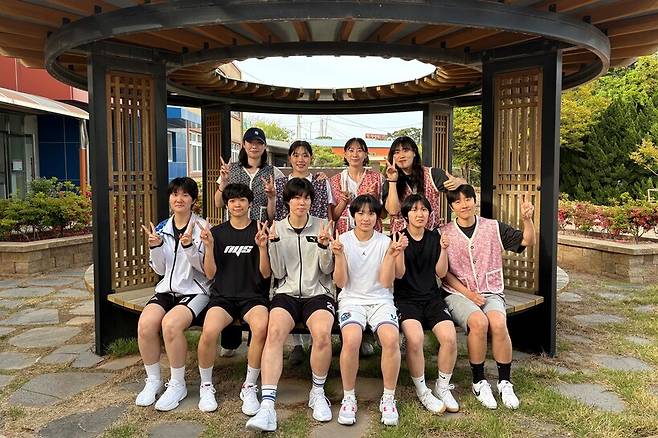 ▲오프시즌 WKBL 선수들과 법성고 선수들이 함께
