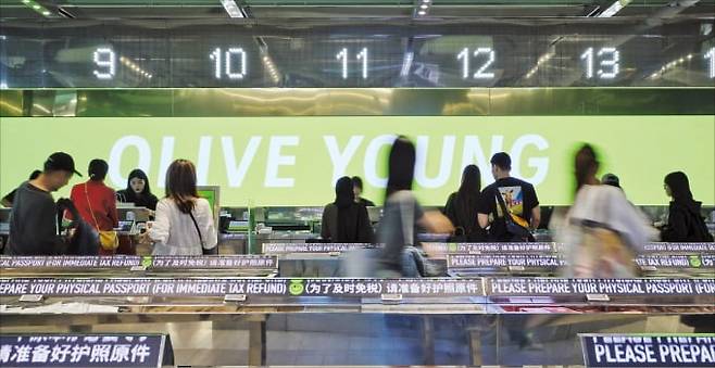 외국인 관광객들이 올리브영 서울 명동 타운에서 쇼핑을 하고 있다. /CJ올리브영 제공
