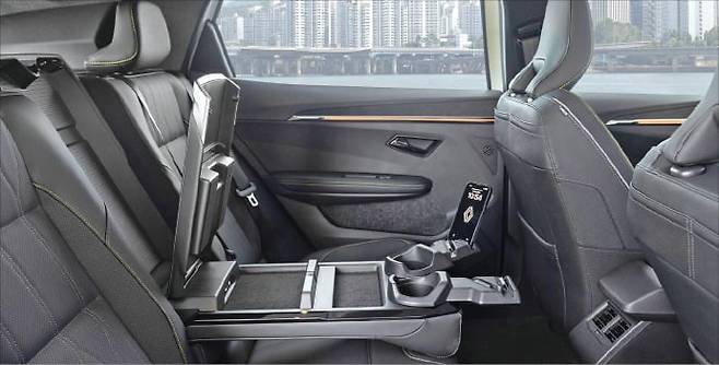 스마트폰 등 디지털 기기를 거치할 수 있는 ‘인지니어스 암레스트’ /르노코리아 제공