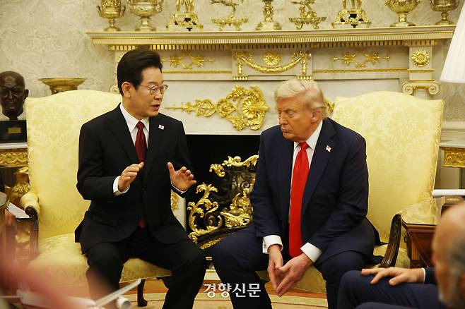 이재명 대통령이 25일(현지시간) 미국 워싱턴DC 백악관 오벌 오피스에서 도널드 트럼프 미국 대통령과 한·미 정상회담을 하고 있다. 대통령실사진기자단 2025.8.26