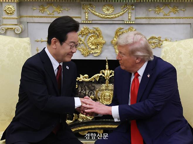 이재명 대통령이 25일(현지시간) 미국 워싱턴DC 백악관 오벌 오피스에서 도널드 트럼프 미국 대통령과 한미 정상회담을 하고 있다. 2025.8.26 김창길 기자