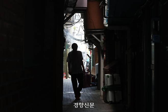 지난달 9일 서울 종로구 쪽방촌에 쿨링포그가 가동되고 있다. 한수빈 기자
