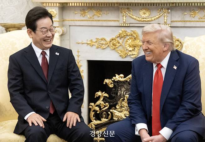 이재명 대통령이 25일(현지시간) 미국 워싱턴 DC 백악관 오벌오피스에서 도널드 트럼프 미국 대통령과 한·미 정상회담을 하며 함께 웃고 있다. 김창길 기자