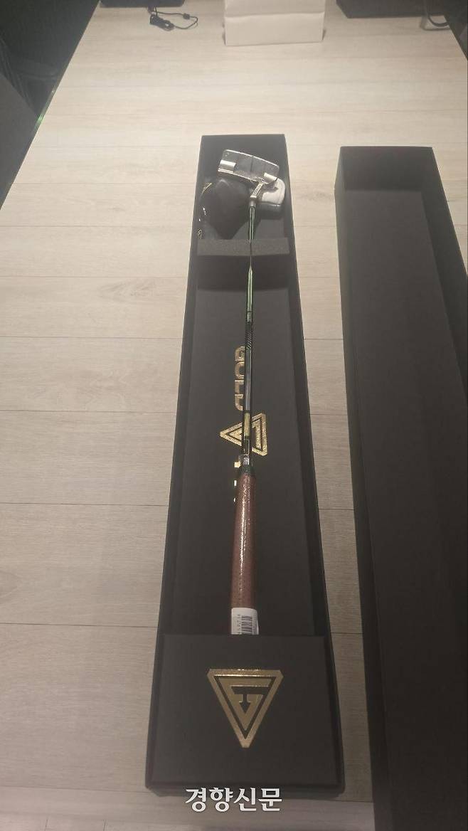 미국의 45대, 47대 대통령 역임 차수와 트럼프 대통령 성함을 각인한 국산 골드파이브 수제 맞춤형 퍼터. 대통령실제공