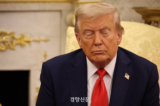 도널드 트럼프 미국 대통령이 25일( 현지시간) 미국 워싱턴DC 백악관 오벌 오피스에서 한·미 정상회담을 하고 있다. 김창길 기자
