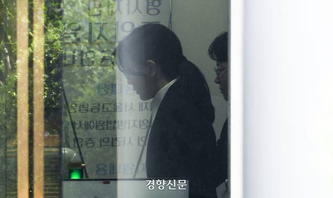 윤석열 전 대통령 부인 김건희 여사가 지난 12일 오후 서울 서초구 서울중앙지법에서 열린 구속 전 피의자 심문(영장실질심사)을 마치고 법원을 나서고 있다. 권도현 기자